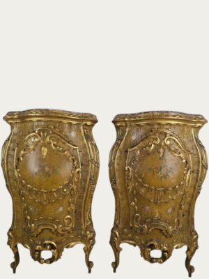 Pareja de rinconeras venecianas de estilo rococó con decoración floral pintada