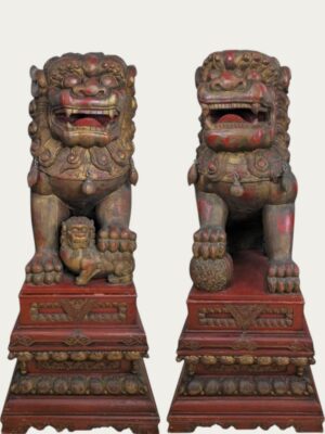 Pareja monumental y de tamaño natural de leones Foo chinos en madera roja y dorada
