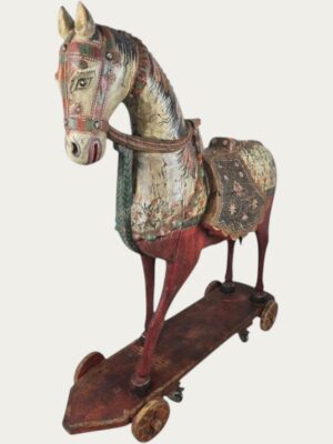 Monumental caballo de madera del siglo XIX sobre ruedas con policromía original