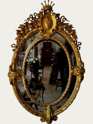 Grandioso espejo ovalado ornamentado con corona
