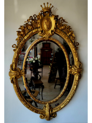 Grandioso espejo ovalado ornamentado con corona