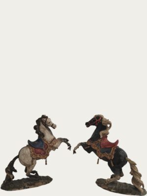 Par de caballos finamente tallados