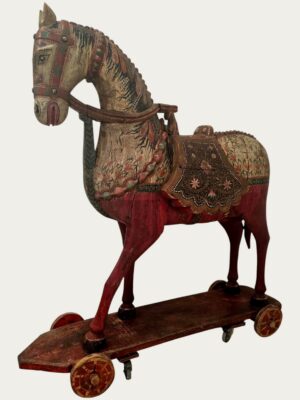 Monumental caballo de madera con ruedas