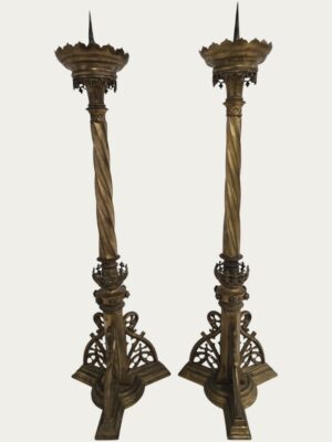 Par de candelabros neogóticos