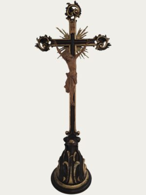 Cruz de pie magníficamente tallada