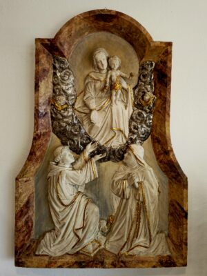 Relieve figurativo barroco «Reina del Cielo»