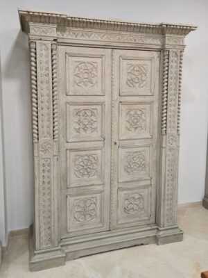 Armario de estilo neogótico con acabado de piedra (1 de 2)