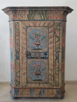 Armario rústico pintado a mano