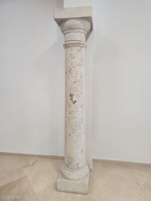 Columna de piedra de tres piezas