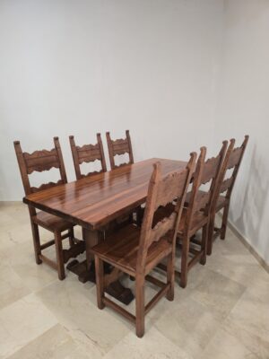 Mesa rústica con seis sillas