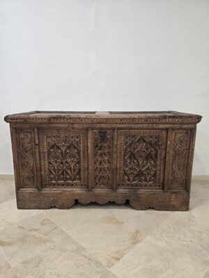 Rustical Cofre Gótico tallado a mano