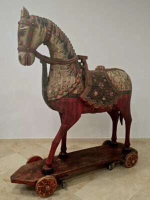 Monumental caballo de madera con ruedas