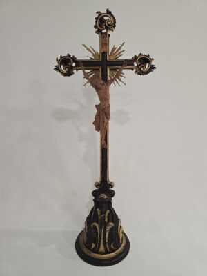 Cruz de pie magníficamente tallada