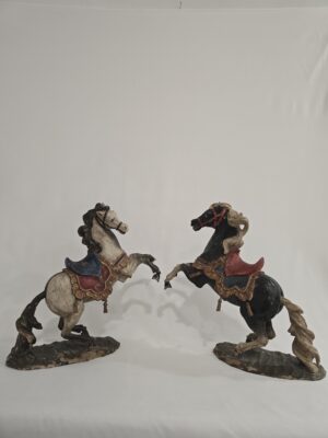 Par de caballos finamente tallados