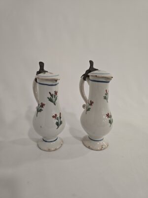 Par de jarras pequeñas de fayenza