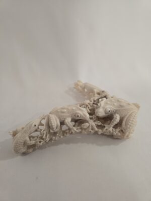 Salamandra tallada en hueso