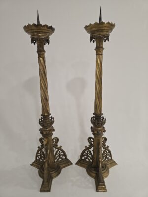 Par de candelabros neogóticos