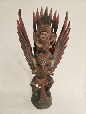 Figura de madera tallada de Vishnu sobre Garuda
