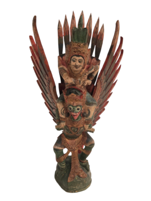Figura de madera tallada de Vishnu sobre Garuda