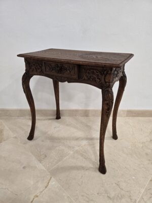 Kleiner geschnitztes Beistelltisch