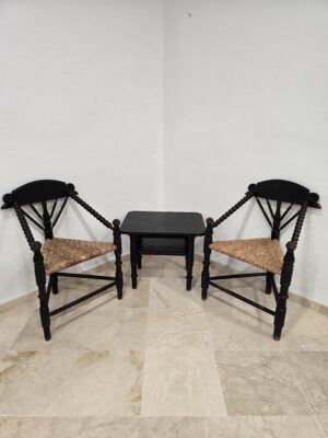 Paar Ammerländer Dreiecksstühle mit Tisch