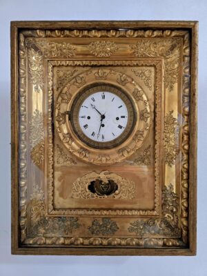 Precioso reloj de pared de estilo Biedermeier