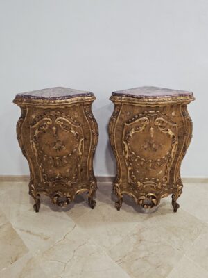 Museales Paar venezianische Eckmöbel