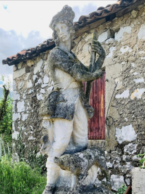 Figura monumental de arenisca