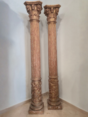 Par de columnas de madera tallada