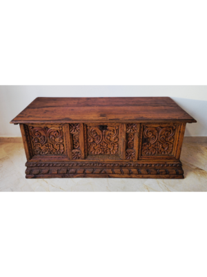 Encantador Cofre rústico tallado a mano