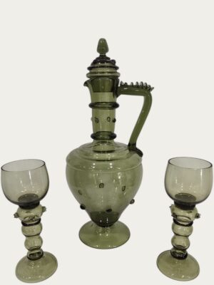 Jarra de vino con dos copas