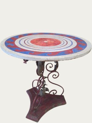 Mesa de jardín de metal con tablero de scagliola