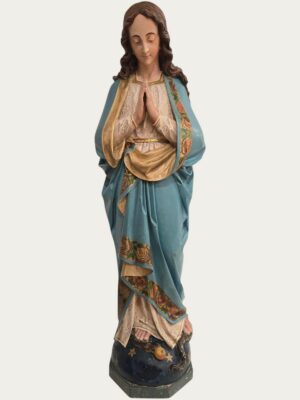 Una maravillosa Virgen de estilo neogótico