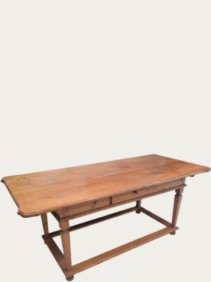 Mesa grande de comedor de estilo josefino con capacidad hasta para 8 personas