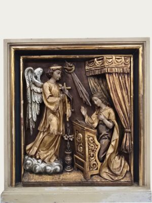 Relieve del arcángel Gabriel ante la Virgen María