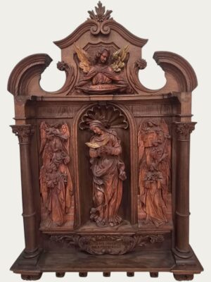 Relieve de madera tallada de la Virgen de los Dolores