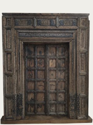 Gran puerta ceremonial tallada