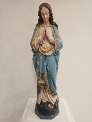 Traumhafte, neo-gothische Madonna