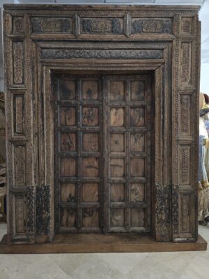 Gran puerta ceremonial tallada