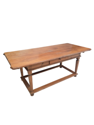 Mesa grande de comedor de estilo josefino con capacidad hasta para 8 personas