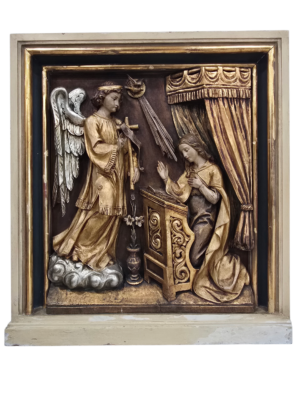Relieve del arcángel Gabriel ante la Virgen María