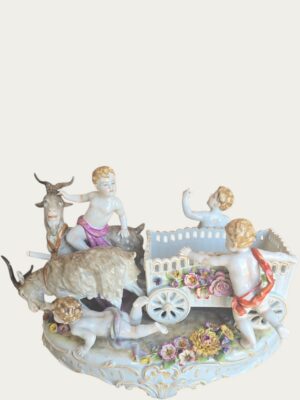 Conjunto de porcelana pintada a colores, querubines con cabras