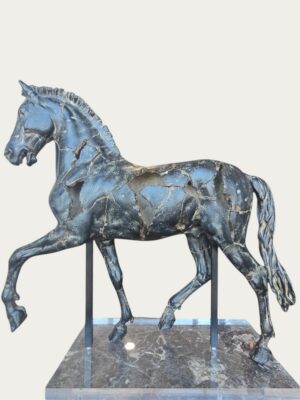 Gran escultura "El caballo de Monti"