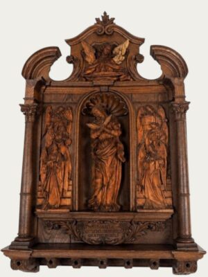 Relieve de madera tallada de la Virgen de los Dolores