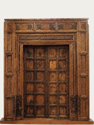 Gran puerta ceremonial tallada