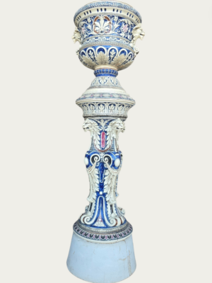 Columna para flores de loza del período historicista con macetero decorativo